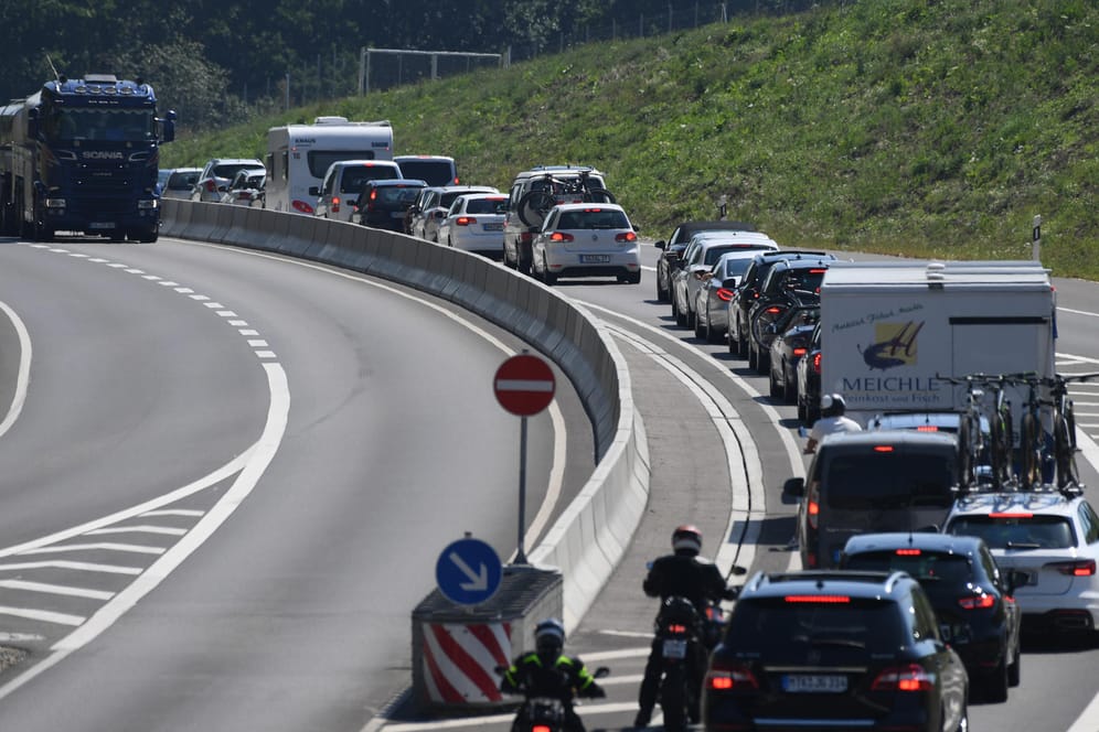 Stauprognose: Am Wochenende werden aufgrund der endenden und beginnenden Sommerferien wieder volle Autobahnen erwartet.