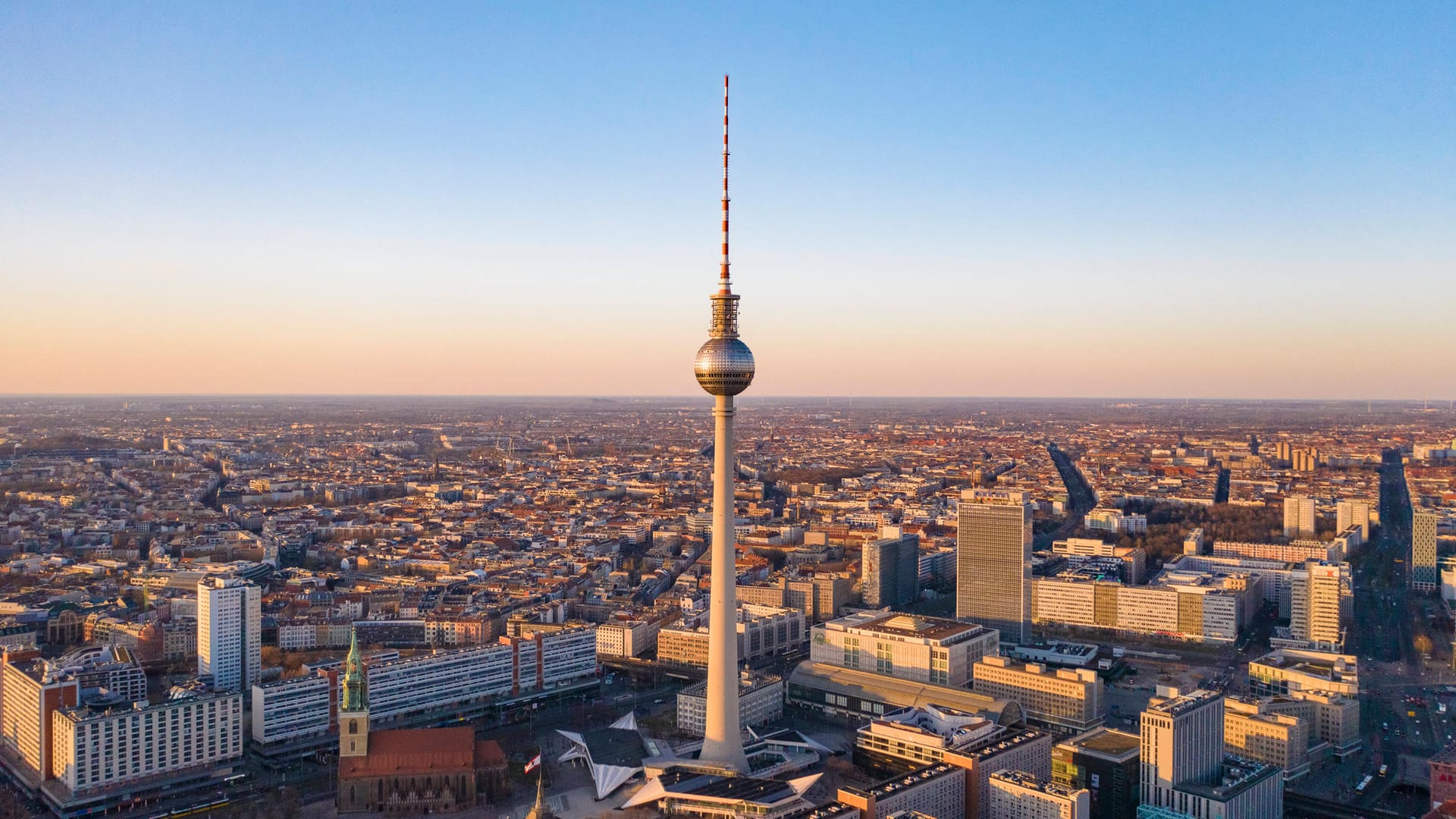 Luftansicht von Berlin: Die Hauptstadt hat einige Parks – im dichtbesiedelten Zentrum fehlt jedoch Platz für zusätzliche große Grünanlagen.