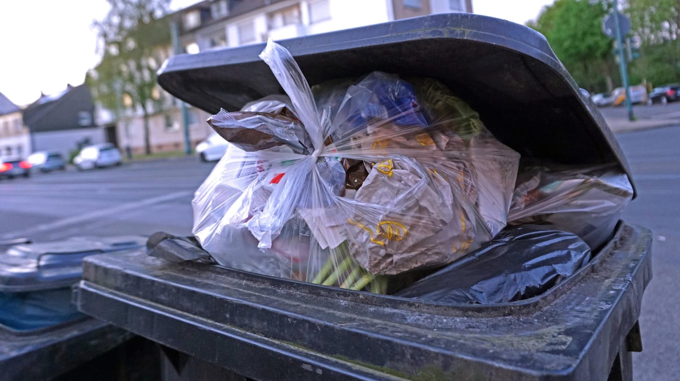 Eine überfüllte Mülltonne (Symbolbild): In Bielefeld wird die Müllabfuhr bald teurer.