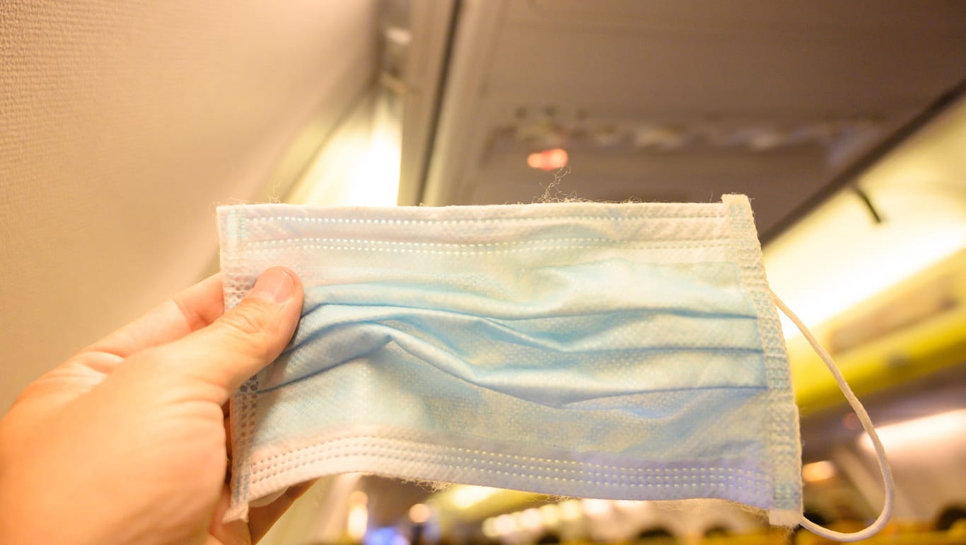 Hygienebestimmungen: Auch im Flieger sind die Passagier dazu verpflichtet Mund und Nase zu bedecken.