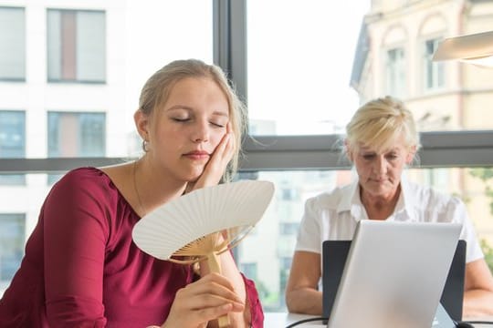 Zu heiß? Nur weil man die Temperatur am Arbeitsplatz unangenehm findet, darf man nicht einfach nach Hause gehen.