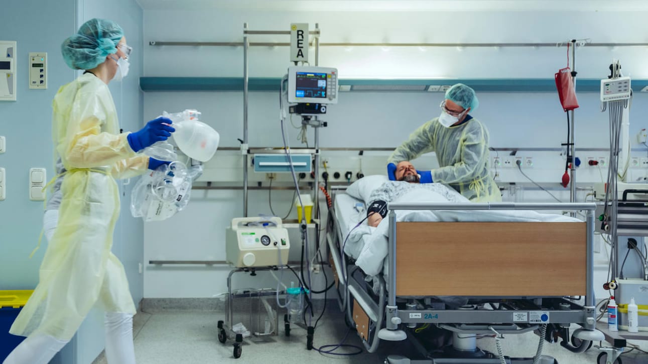 Pfleger kümmern sich um einen Covid-Patienten (Symbolbild): Tausende Menschen mussten wegen der verbreiteten Falschinformationen im Krankenhaus behandelt werden.