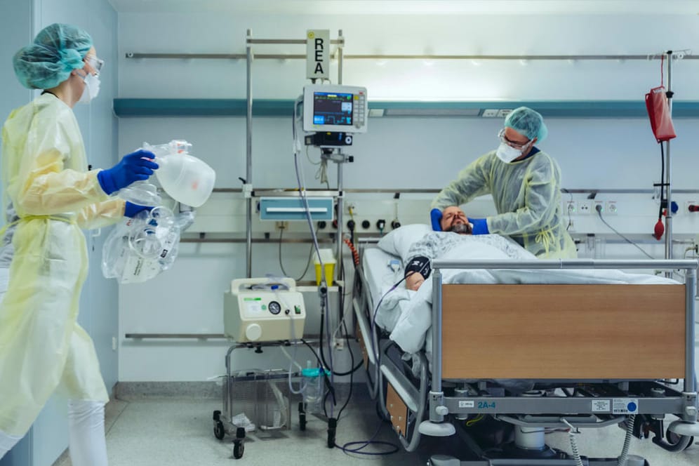 Pfleger kümmern sich um einen Covid-Patienten (Symbolbild): Tausende Menschen mussten wegen der verbreiteten Falschinformationen im Krankenhaus behandelt werden.