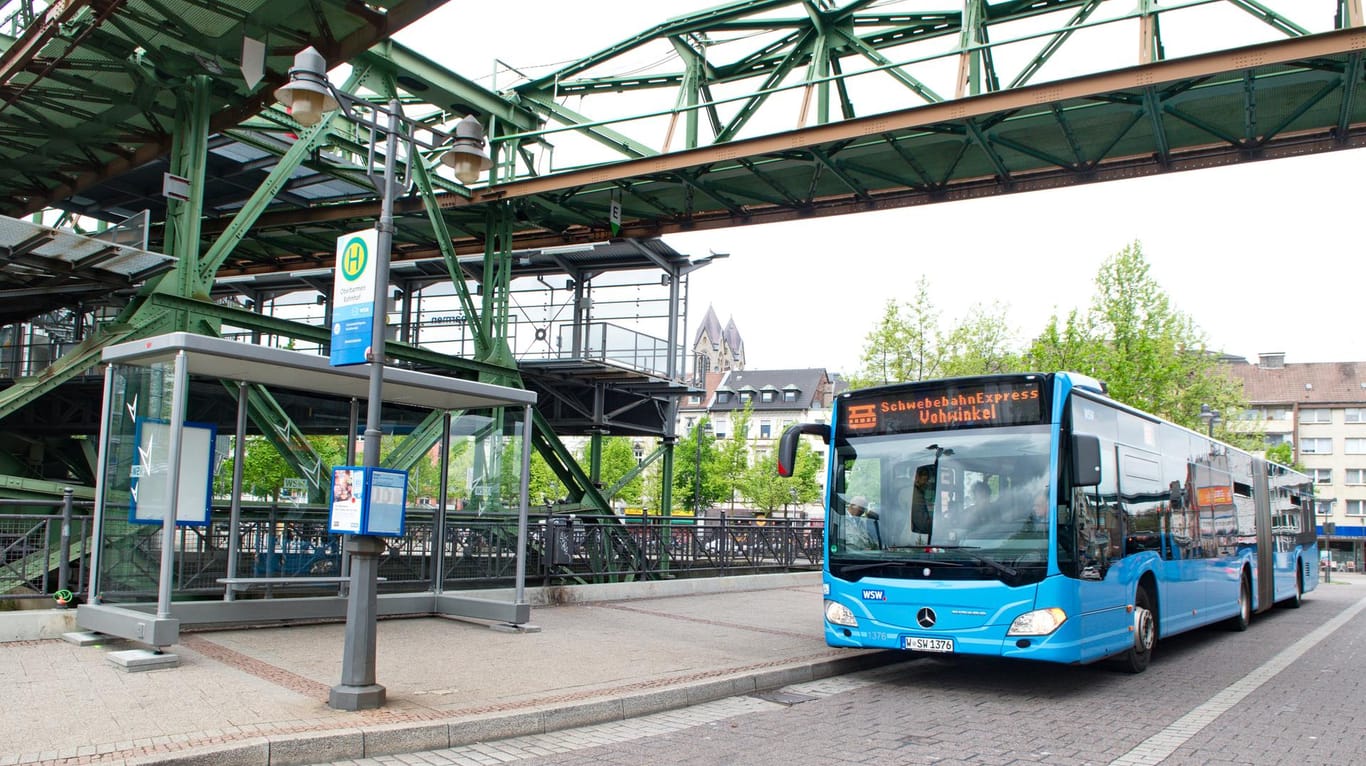 Ein "Schwebebahn-Express" steht am Wartehäuschen in Oberbarmen in Wuppertal: Die Busse ersetzen die Schwebebahn unter der Woche.