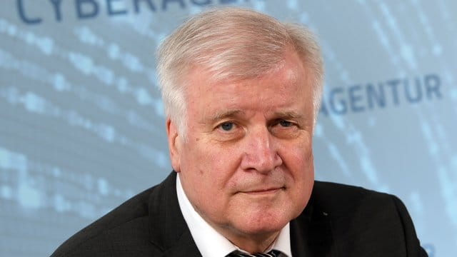Bundesinnenminister Horst Seehofer bei einer Pressekonferenz zur Gründung der Cyberagentur am Flughafen Leipzig/Halle im Juli 2019. Bundesinnenminister Horst Seehofer bei einer Pressekonferenz zur Gründung der Cyberagentur am Flughafen Leipzig/Halle im Juli 2019.