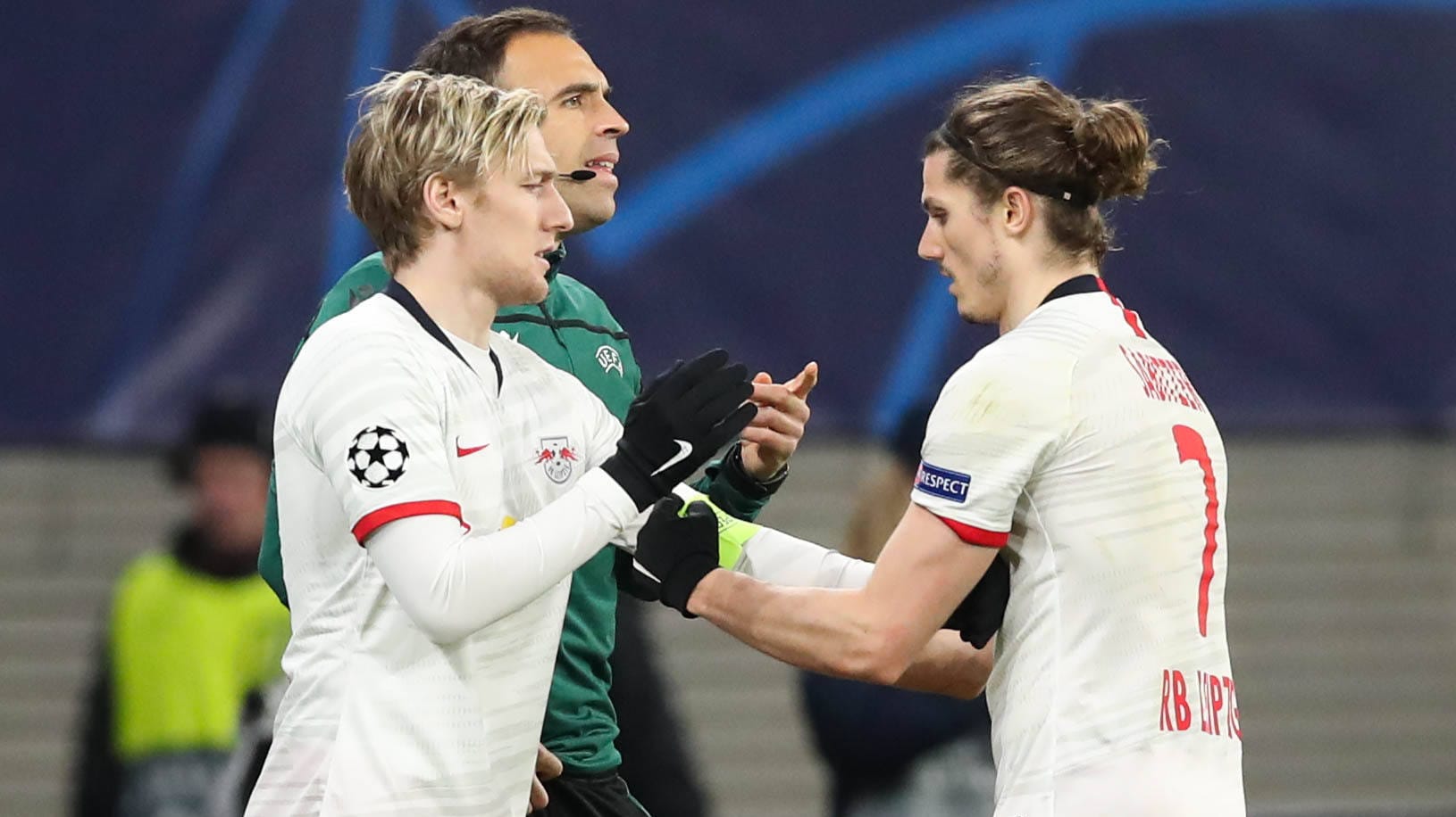 Emil Forsberg (li.) erhält bei seiner Einwechslung gegen Tottenham die Kapitänsbinde von Marcel Sabitzer (re.).