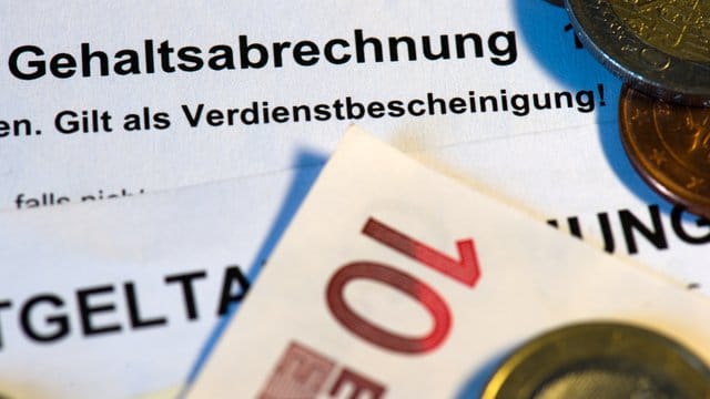 Vor allem die Kurzarbeit und die damit verbundenen geringeren Arbeitszeiten drücken auf die Bruttolöhne.