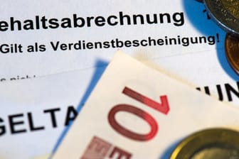 Vor allem die Kurzarbeit und die damit verbundenen geringeren Arbeitszeiten drücken auf die Bruttolöhne.