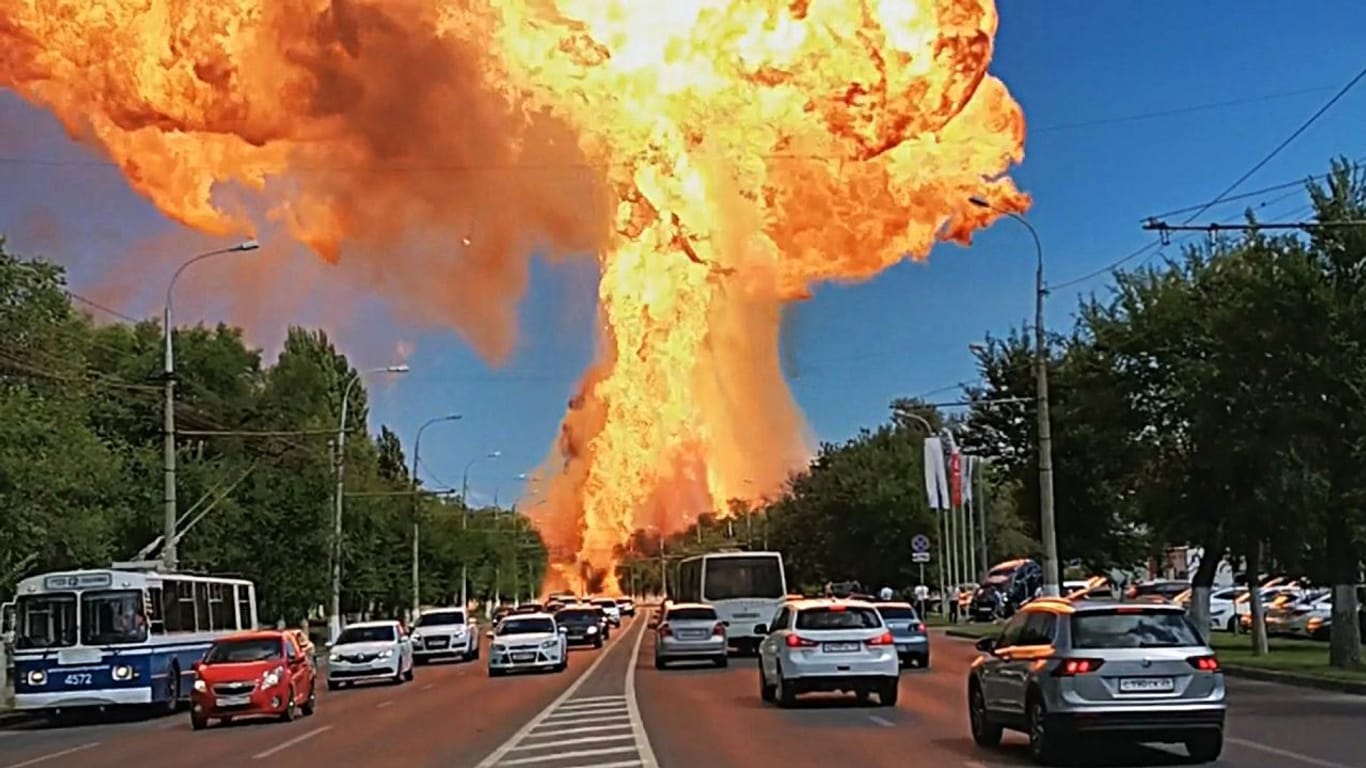 Der Moment der Explosion – fetsgehalten von einer Überwachungskamera: Warum die Tankstelle explodierte, ist ungeklärt.