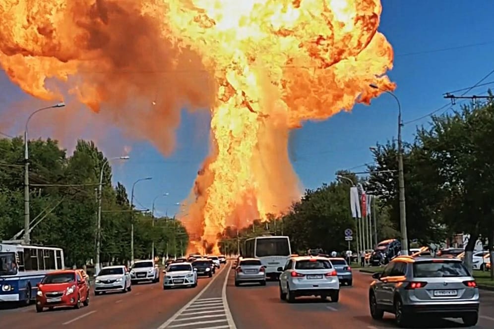 Der Moment der Explosion – fetsgehalten von einer Überwachungskamera: Warum die Tankstelle explodierte, ist ungeklärt.
