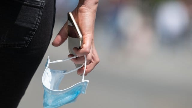Lieber aufsetzen: In diversen Bundesländern herrscht an vielen Orten Maskenpflicht. Lieber aufsetzen: In diversen Bundesländern herrscht an vielen Orten Maskenpflicht.