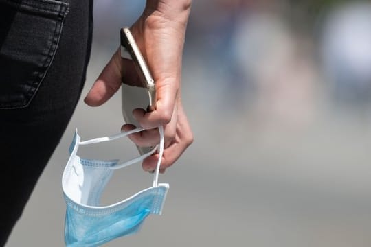 Lieber aufsetzen: In diversen Bundesländern herrscht an vielen Orten Maskenpflicht.