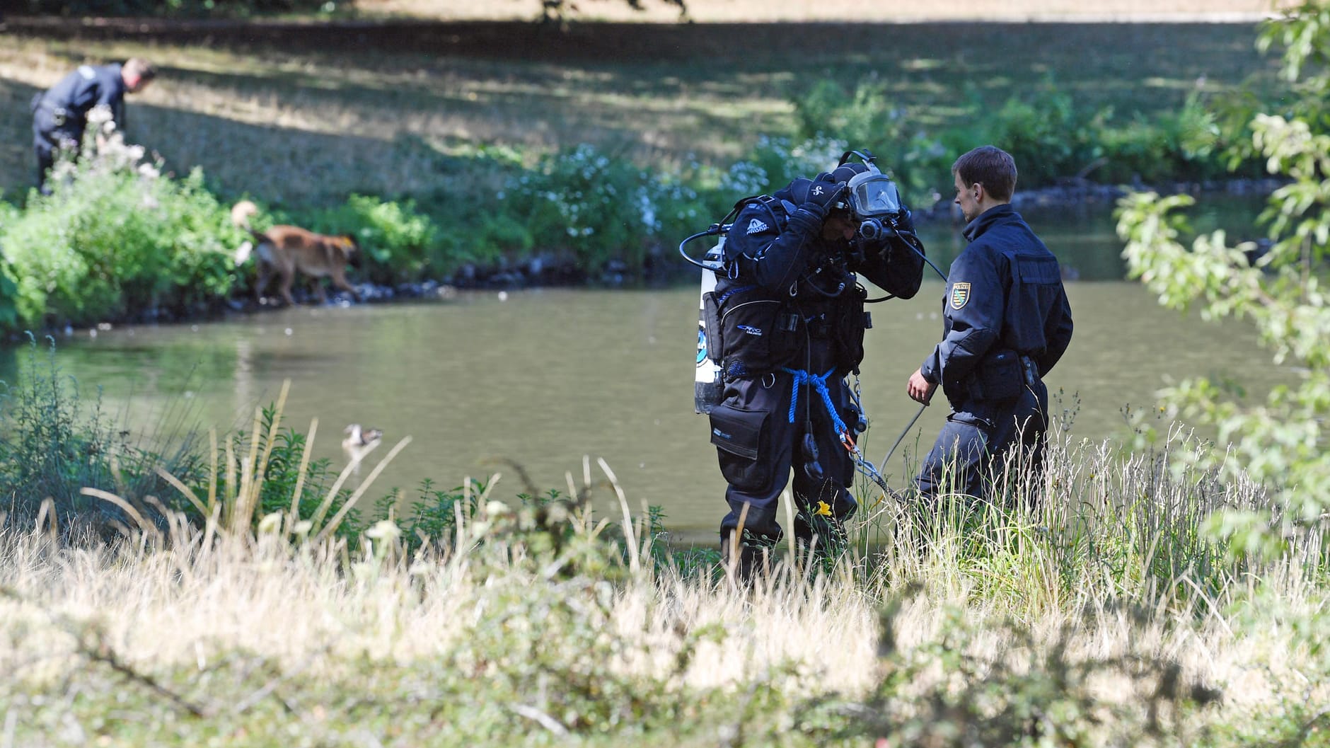 Eine Tauchergruppe der Polizei am Inselteich im Clara-Zetkin-Park, wo der Tote entdeckt worden ist: Die Ermittler haben die Identität des Mannes herausfinden können. Eine Tauchergruppe der Polizei am Inselteich im Clara-Zetkin-Park, wo der Tote entdeckt worden ist: Die Ermittler haben die Identität des Mannes herausfinden können.