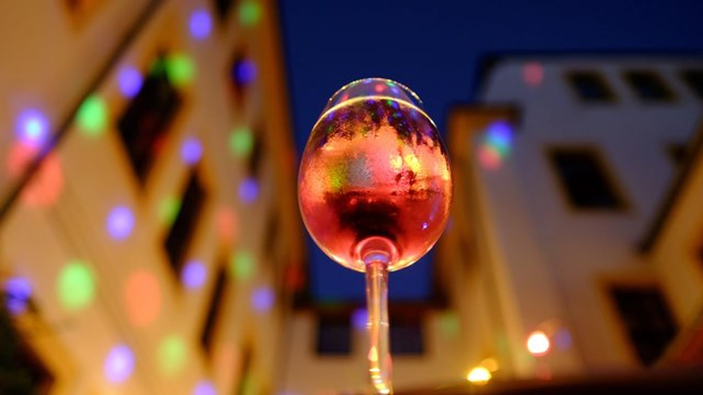 Ein Glas Rosé-Schorle steht am Abend vor einem Restaurant auf einem Tisch (Symbolbild): Der Berliner Senat will bestehende Corona-Regeln konsequenter durchsetzen.