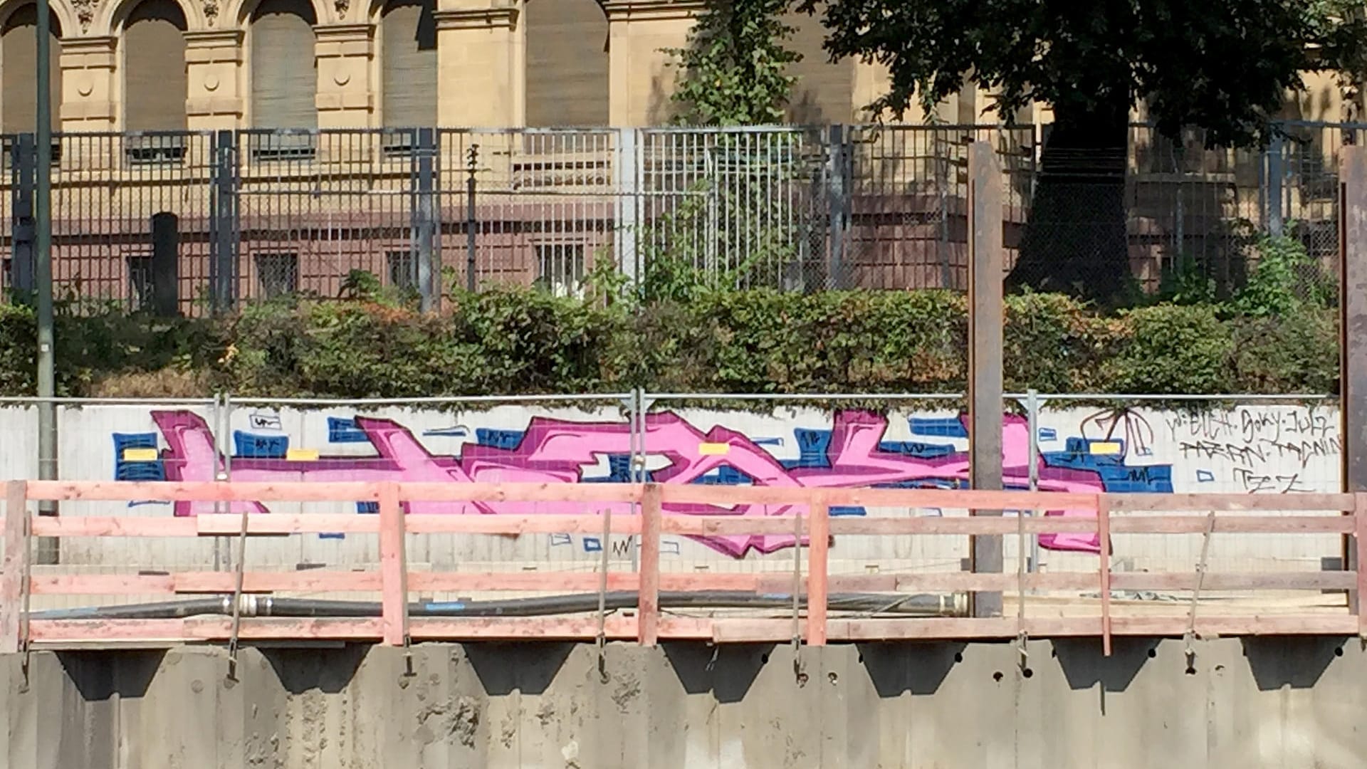 Farbschmierereien an einer Wand: In Karlsruhe ist die Grundstücksmauer vor dem Bundesgerichtshof bemalt worden.