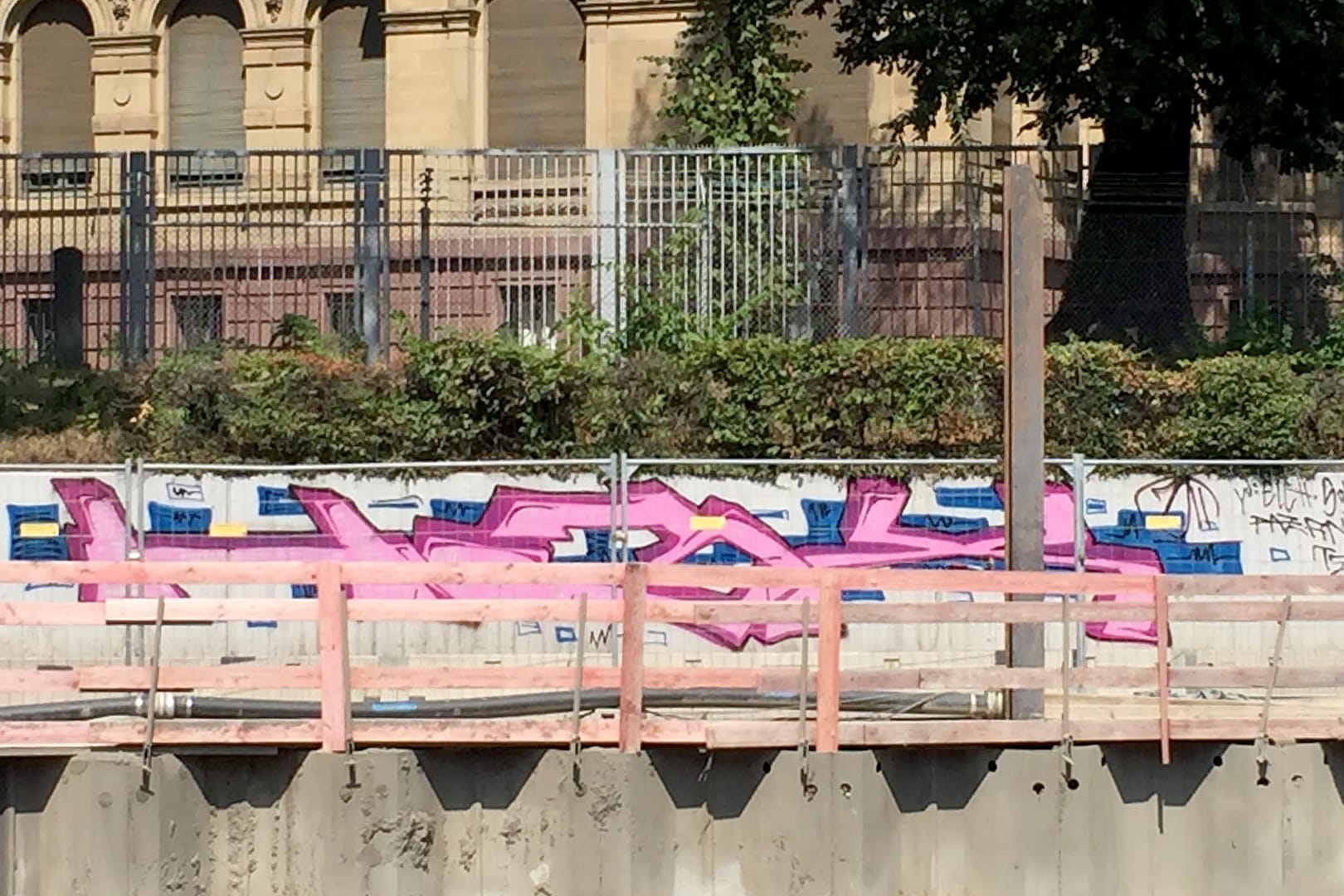 Farbschmierereien an einer Wand: In Karlsruhe ist die Grundstücksmauer vor dem Bundesgerichtshof bemalt worden.