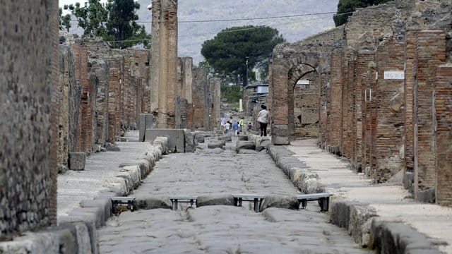 Nur wenige Besucher tummeln sich in der archäologischen Ausgrabungsstätte von Pompeji. Nur wenige Besucher tummeln sich in der archäologischen Ausgrabungsstätte von Pompeji.