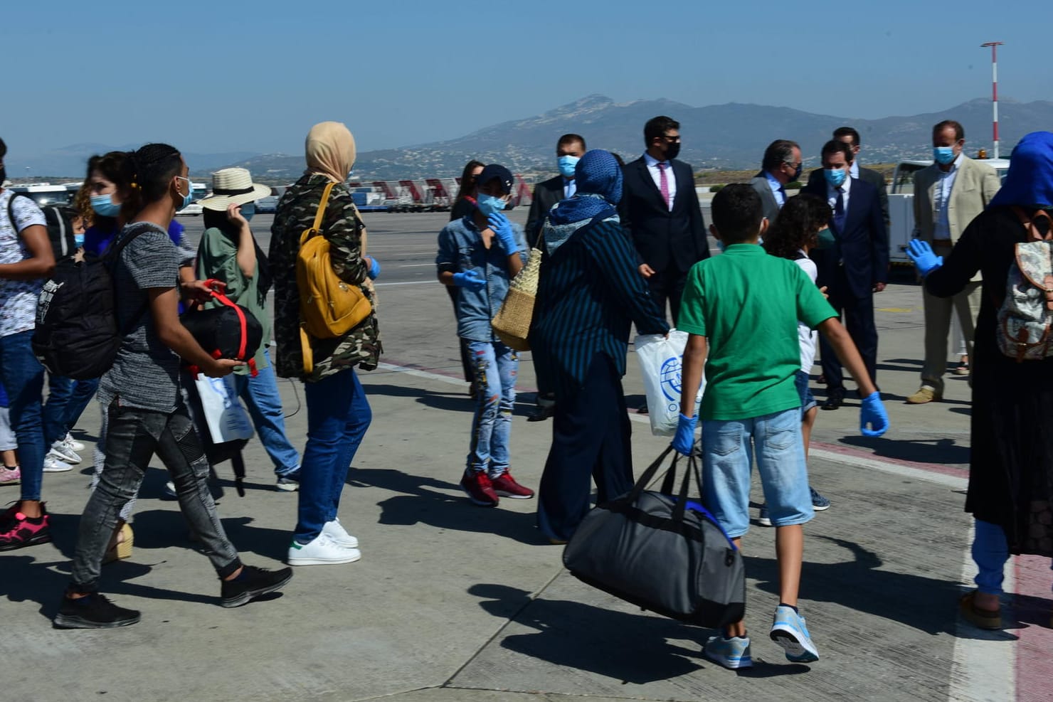 Geflüchtete auf einem griechischen Flughafen: Mehrere Personen wurden mit gefälschten Dokumenten festgenommen – auch drei Schleuser gingen den Sicherheitskräften ins Netz. (Symbolfoto)