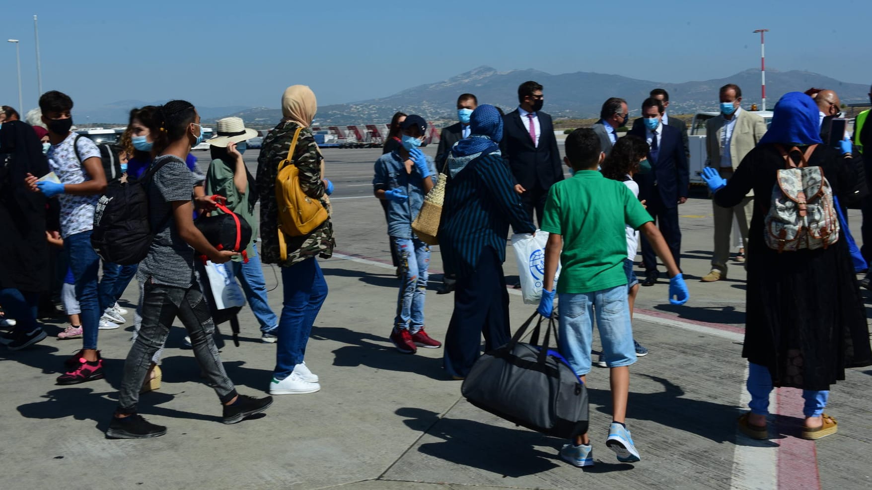 Geflüchtete auf einem griechischen Flughafen: Mehrere Personen wurden mit gefälschten Dokumenten festgenommen – auch drei Schleuser gingen den Sicherheitskräften ins Netz. (Symbolfoto)