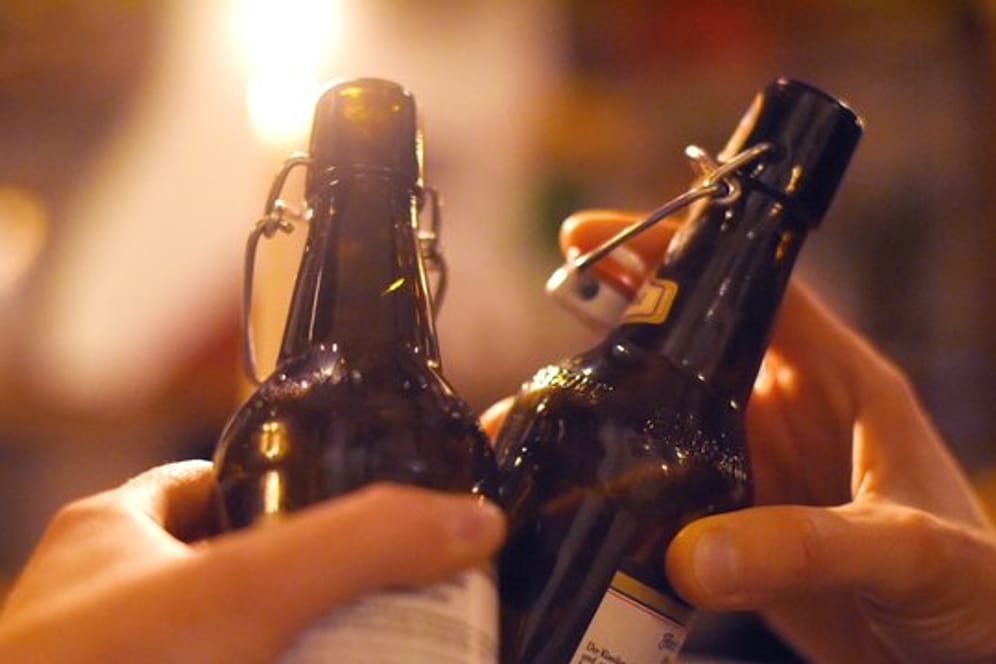 "Corona?" - "Na dann, Prost!" In vielen Kneipen und Bars in der Bundeshauptstadt achtet niemand auf die Hygiene-Vorschriften.
