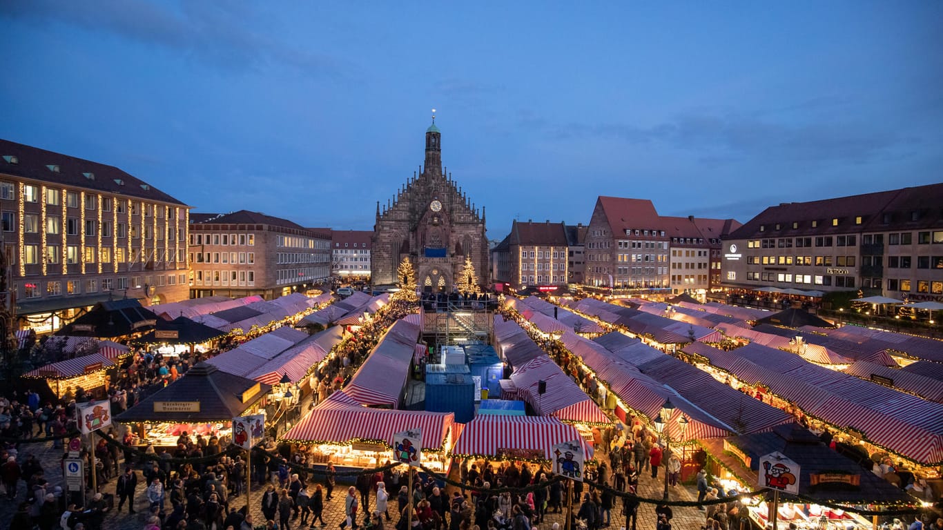 Der Christkindlesmarkt in Nürnberg (Archivbild): Städte bereiten sich auf die Weihnachtsmarktsaison vor.