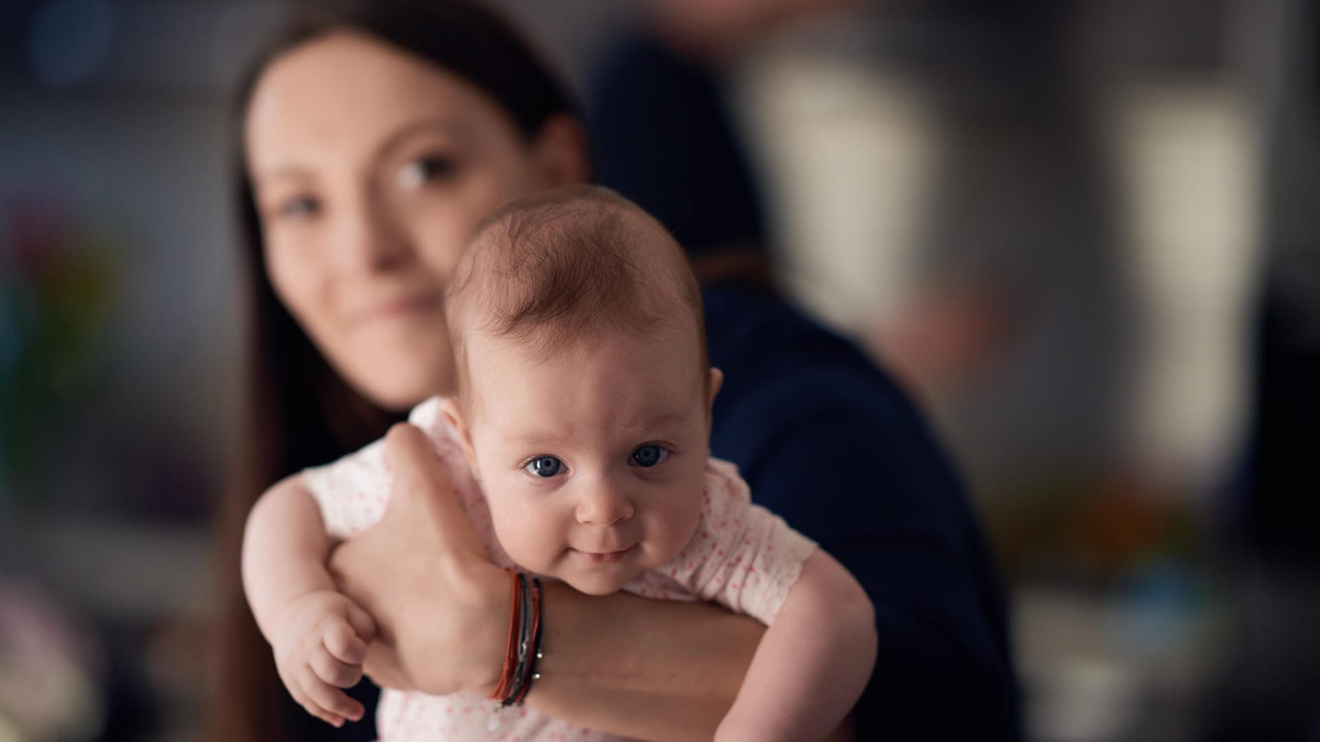 Mutter mit Baby: Auch die Bedeutung eines Namens spielt für manche Eltern bei der Namenswahl eine Rolle.