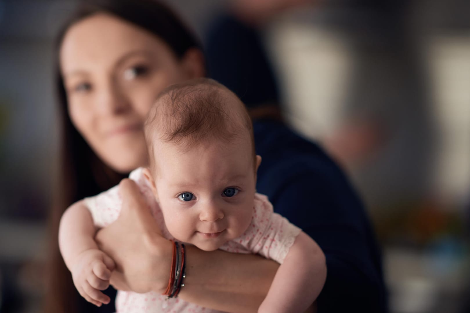 Mutter mit Baby: Auch die Bedeutung eines Namens spielt für manche Eltern bei der Namenswahl eine Rolle.