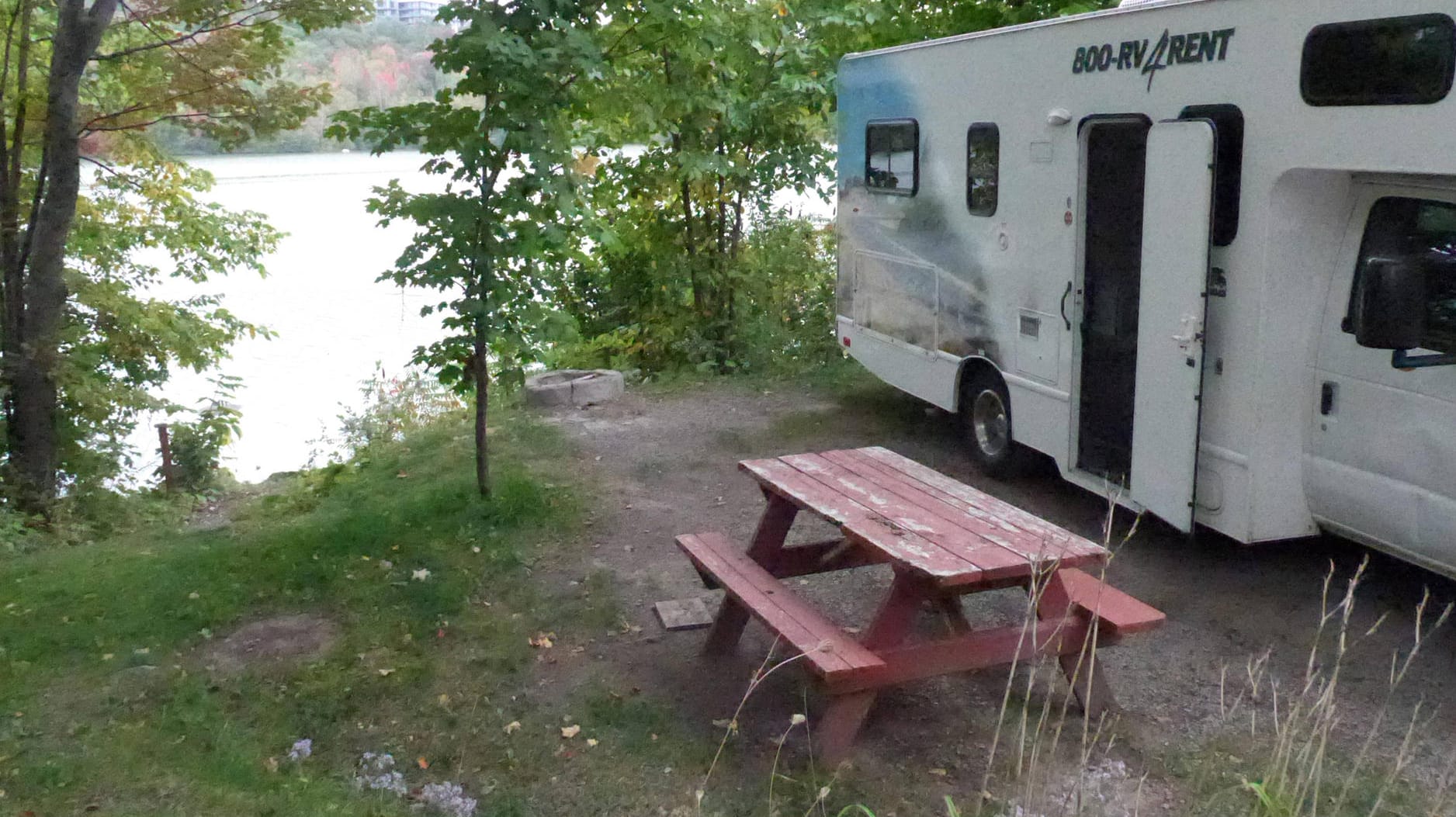 Auf einem inoffiziellen Campingplatz geriet ein Wohnmobil in Brand. Beim Versuch zu helfen, starb eine 22-jährige Frau. Auf einem inoffiziellen Campingplatz geriet ein Wohnmobil in Brand. Beim Versuch zu helfen, starb eine 22-jährige Frau.