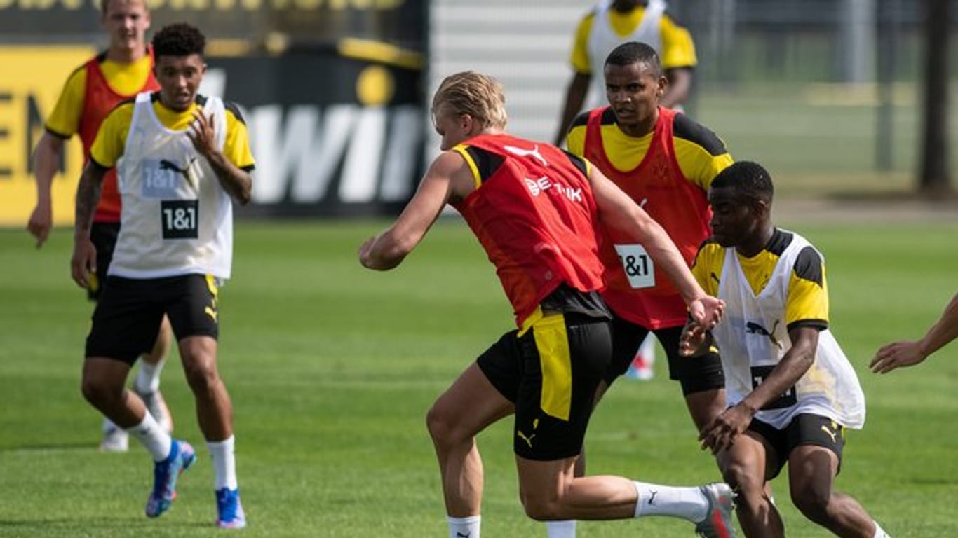 BVB-Torjäger Erling Haaland und Youngster Youssoufa Moukoko (l).