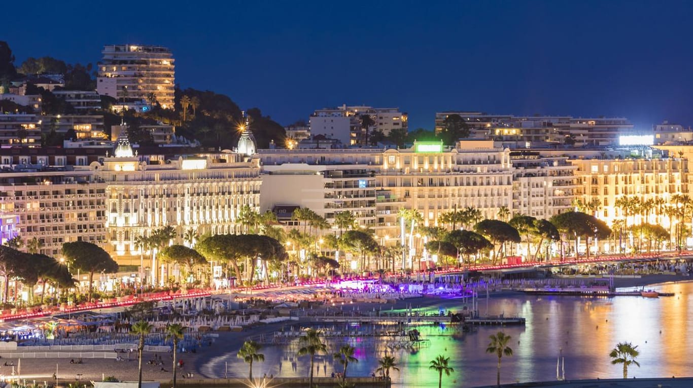 Die Strandpromenade von Cannes im Abendlicht: Aus Angst vor Schüssen kam es zu einer Massenpanik. (Symbolfoto)