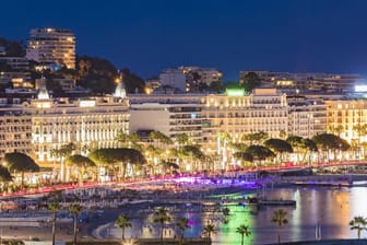 Die Strandpromenade von Cannes im Abendlicht: Aus Angst vor Schüssen kam es zu einer Massenpanik. (Symbolfoto)