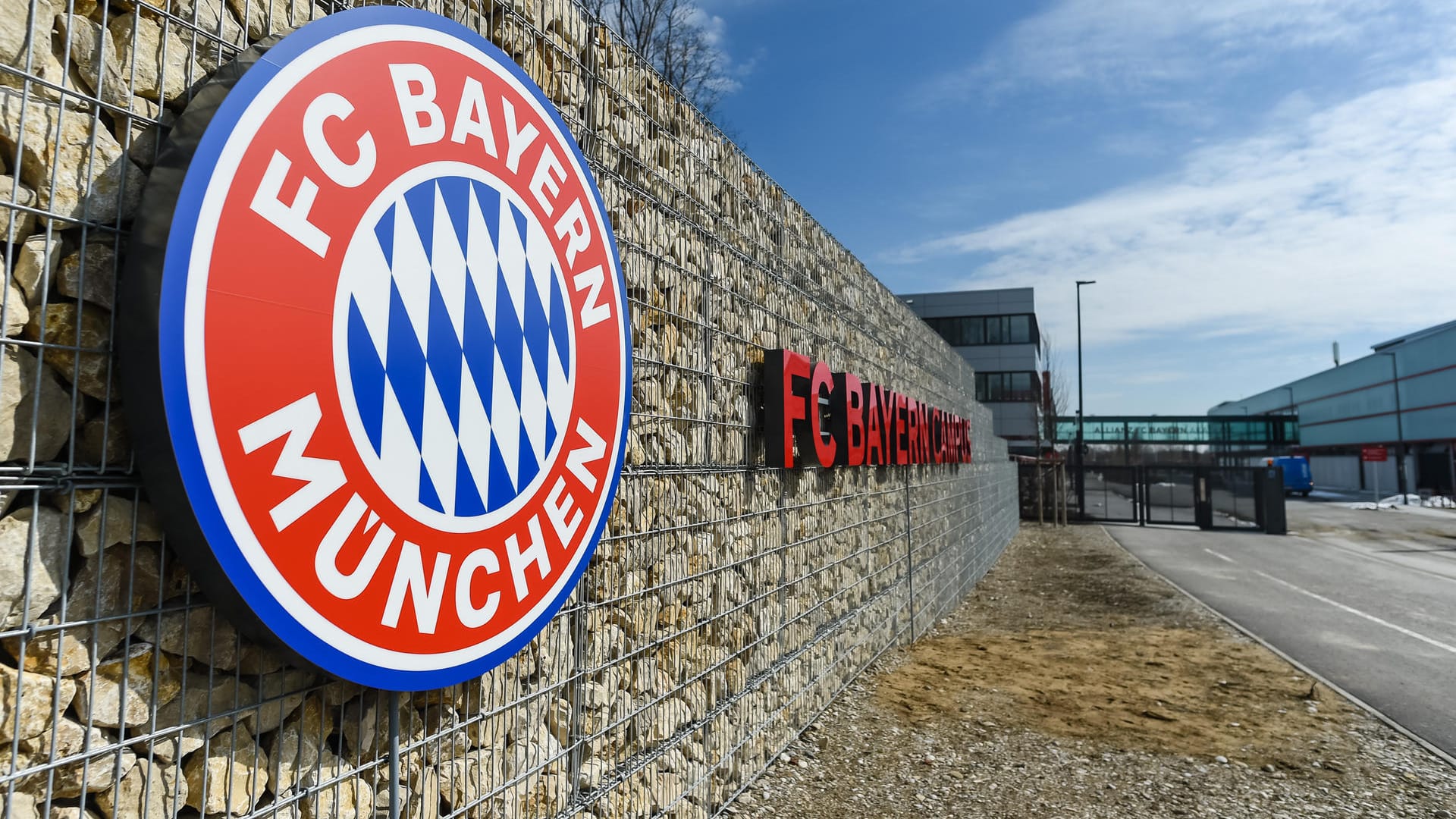 Der Eingang des FC Bayern Campus': Das Nachwuchsleistungszentrum ist die sportliche Heimat der A- bis F-Junioren sowie der Frauenmannschaften des Klubs.