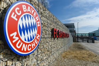 Der Eingang des FC Bayern Campus': Das Nachwuchsleistungszentrum ist die sportliche Heimat der A- bis F-Junioren sowie der Frauenmannschaften des Klubs.