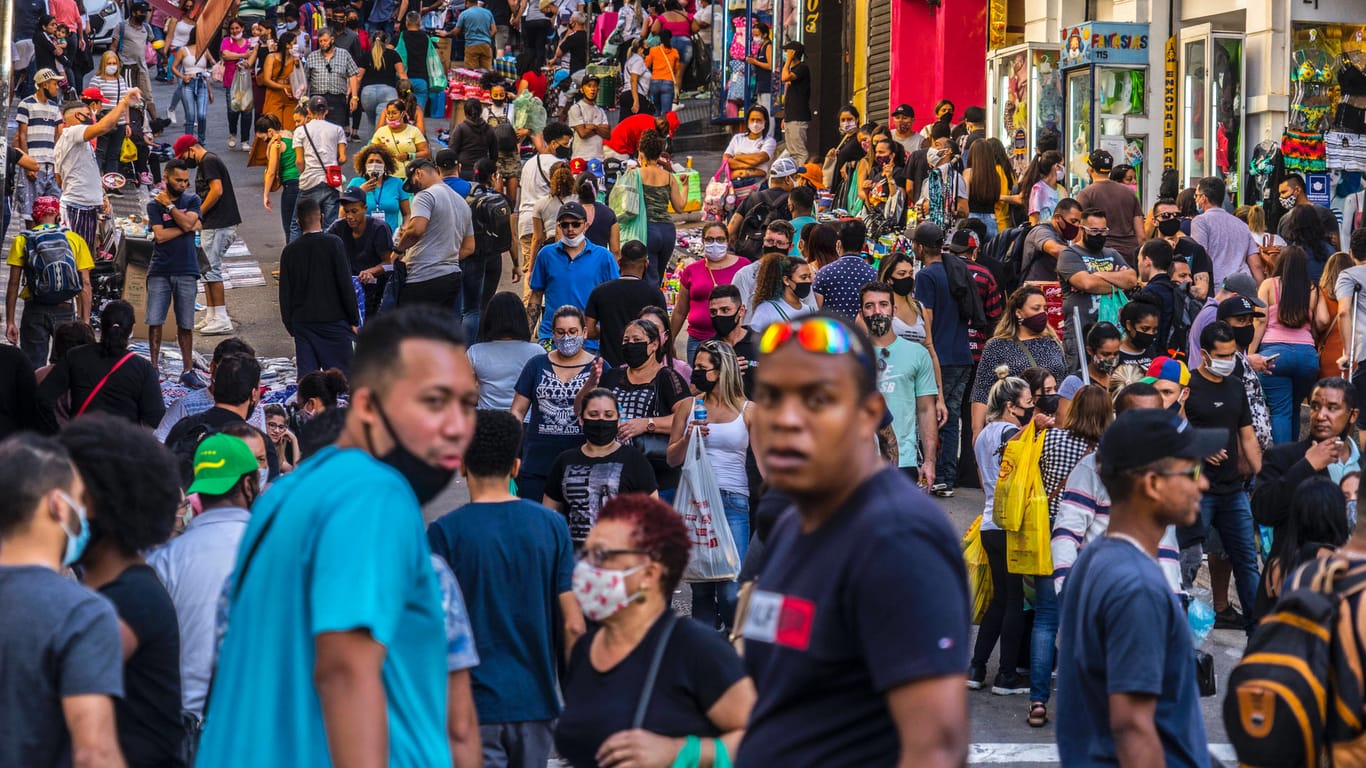 Beliebte Einkaufsstraße in São Paulo: Mehr als drei Millionen Menschen sind allein in Brasilien mit dem Coronavirus infiziert.