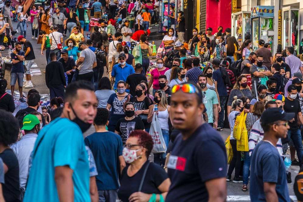 Beliebte Einkaufsstraße in São Paulo: Mehr als drei Millionen Menschen sind allein in Brasilien mit dem Coronavirus infiziert.