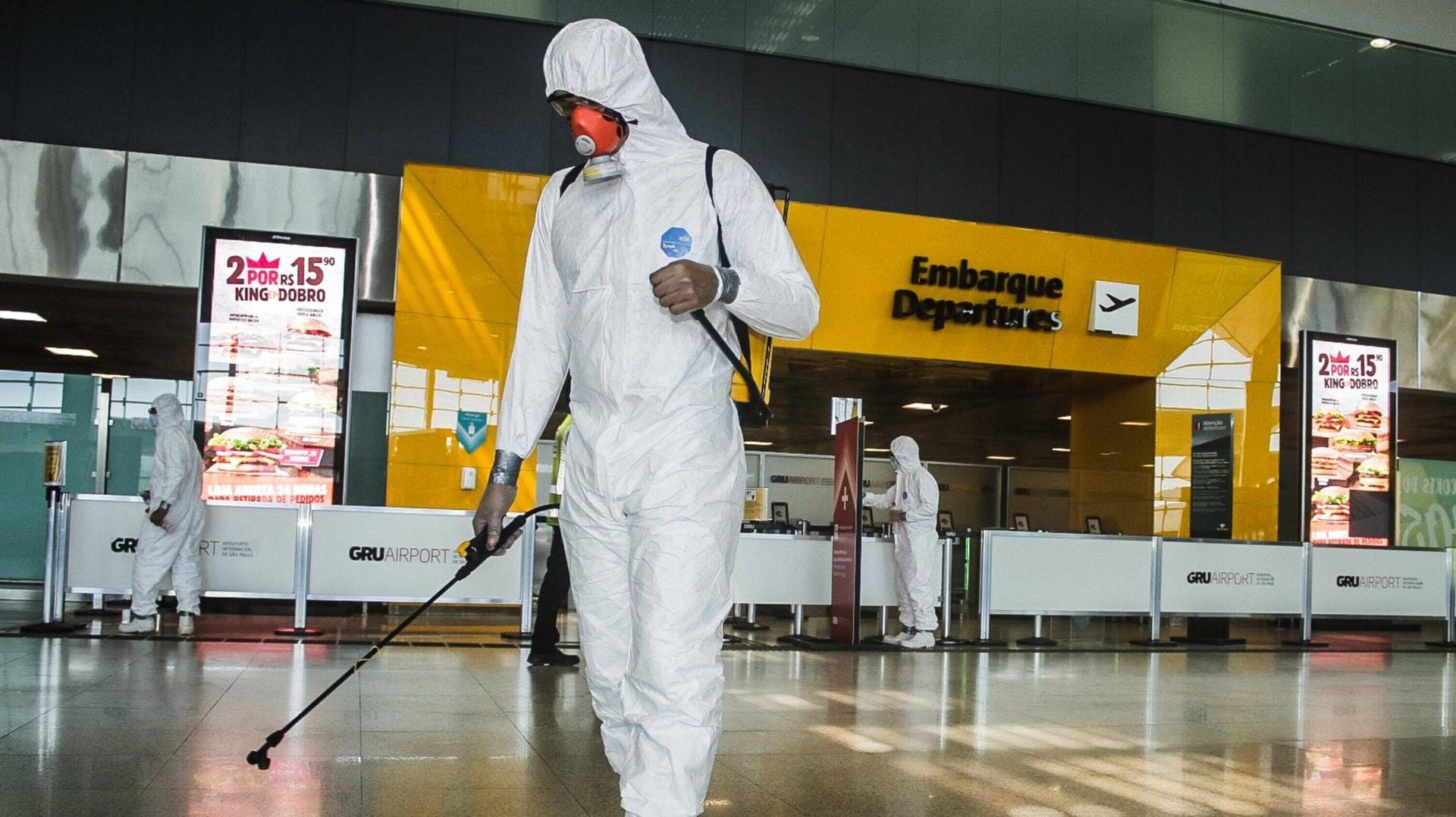 Die brasilianische Armee desinfiziert den Flughafen von São Paulo.