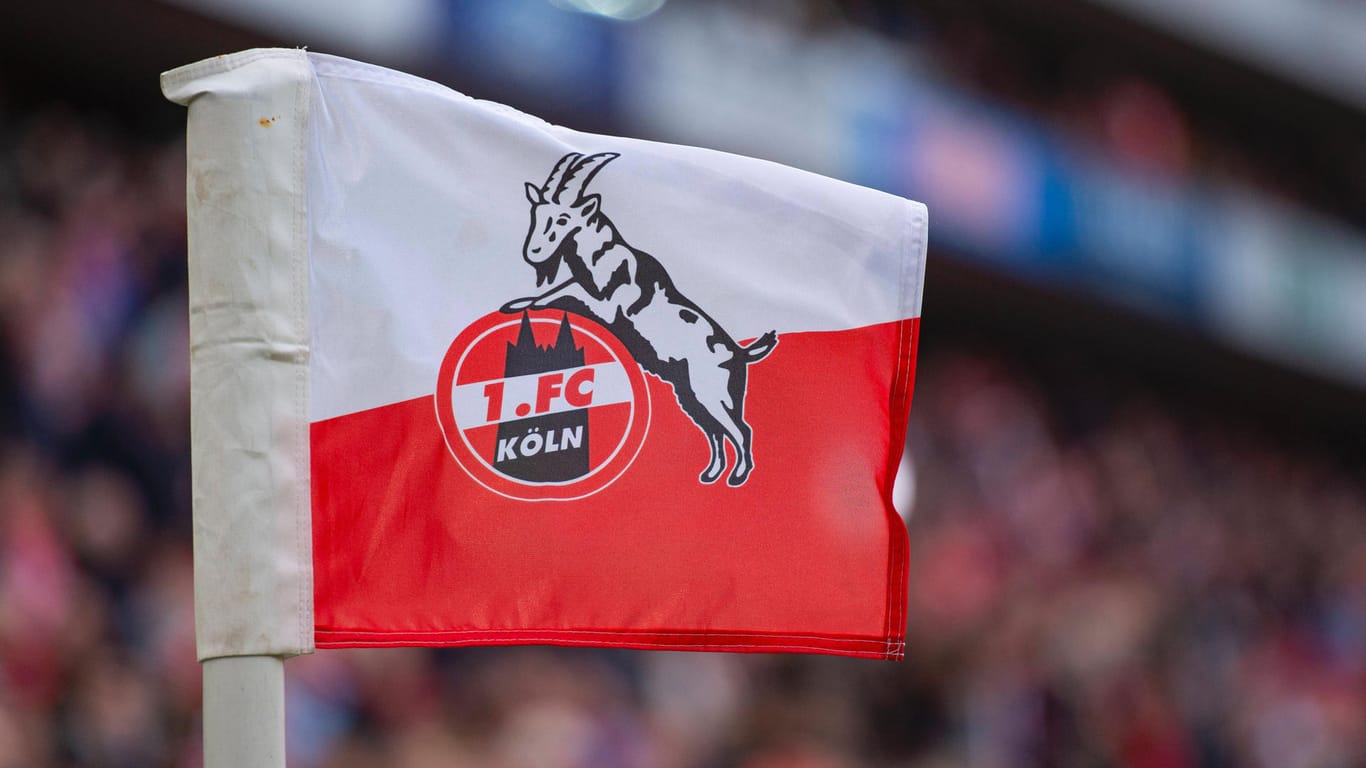 Eine Eckfahne mit dem Logo des 1. FC Köln: Das Design der Klubtrikots verärgerte eine Mitglied des Vereins so sehr, dass es kündigte.