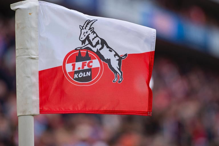 Eine Eckfahne mit dem Logo des 1. FC Köln: Das Design der Klubtrikots verärgerte eine Mitglied des Vereins so sehr, dass es kündigte.