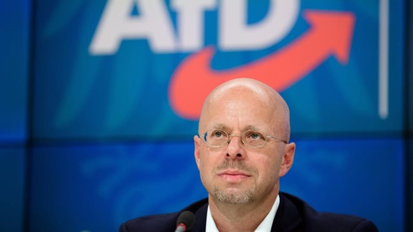Andreas Kalbitz lässt den Fraktionsvorsitz zunächst bis zu einem Gerichtsentscheid über seinen Partei-Rauswurf ruhen.