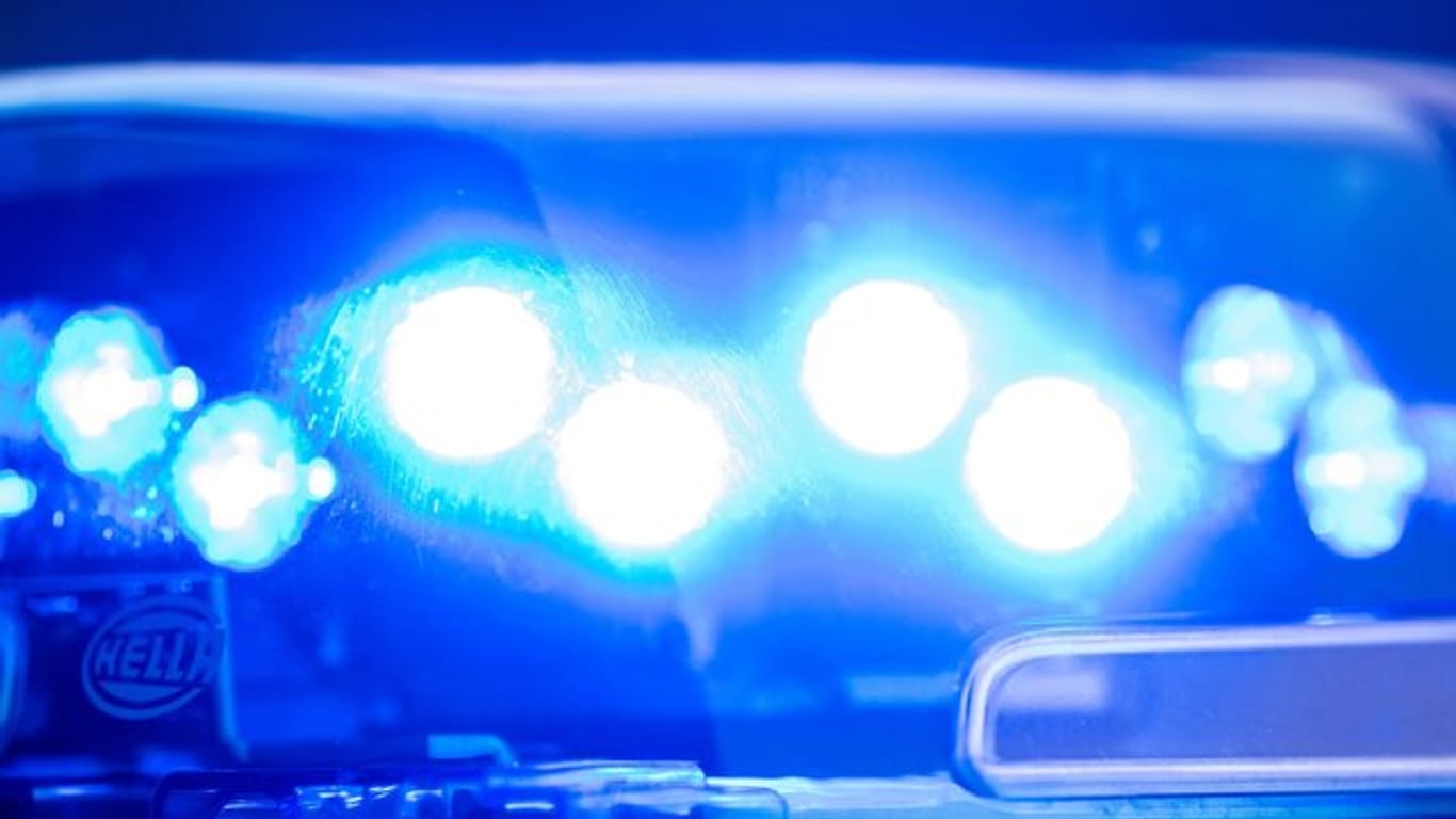 Ein Blaulicht an einer Polizeistreife: Mehrere Menschen sind in Bayern beim Schwimmen verschwunden.