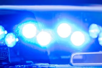 Ein Blaulicht an einer Polizeistreife: Mehrere Menschen sind in Bayern beim Schwimmen verschwunden.