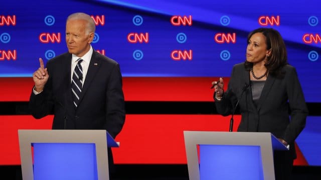 Die damaligen demokratischen Bewerber um die Präsidentschaftskandidatur, Joe Biden und Kamala Harris, sprechen im Juli 2019 während der zweiten TV-Debatte der Demokraten. Die damaligen demokratischen Bewerber um die Präsidentschaftskandidatur, Joe Biden und Kamala Harris, sprechen im Juli 2019 während der zweiten TV-Debatte der Demokraten.