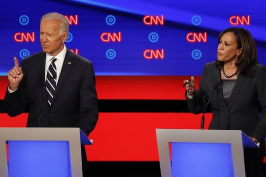 Die damaligen demokratischen Bewerber um die Präsidentschaftskandidatur, Joe Biden und Kamala Harris, sprechen im Juli 2019 während der zweiten TV-Debatte der Demokraten.