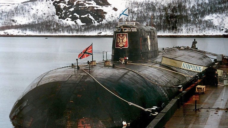 Da war es noch intakt: Das später verunglückte russische Atom-U-Boot "Kursk" in seinem Heimathafen Widjajewo.