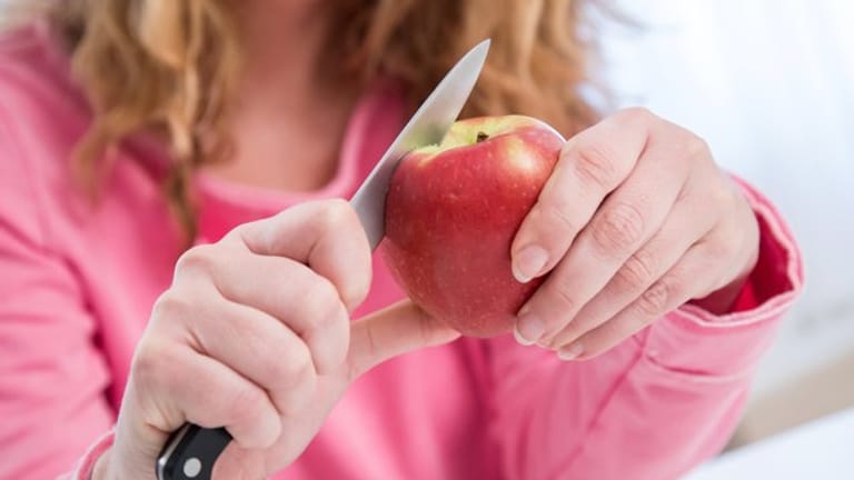 Vorsicht mit dem Apfel: Wer gegen Birkenpollen allergisch ist, könnte beim Verzehr des Obstes ebenfalls allergische Reaktionen zeigen.