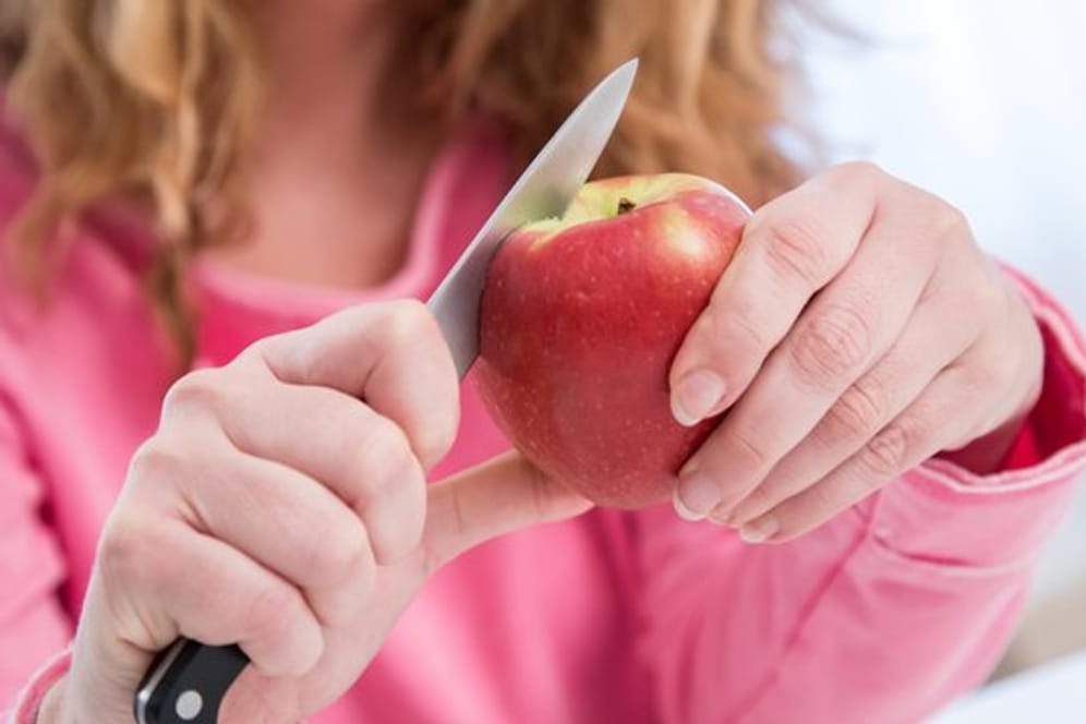 Vorsicht mit dem Apfel: Wer gegen Birkenpollen allergisch ist, könnte beim Verzehr des Obstes ebenfalls allergische Reaktionen zeigen.