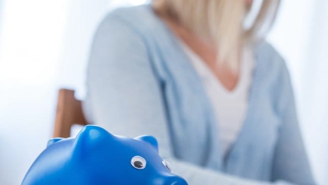 Über einen längeren Zeitraum lässt sich auch mit kleineren Sparbeträgen ein schönes Finanzpolster aufbauen. Über einen längeren Zeitraum lässt sich auch mit kleineren Sparbeträgen ein schönes Finanzpolster aufbauen.