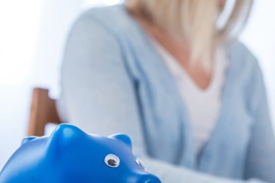 Über einen längeren Zeitraum lässt sich auch mit kleineren Sparbeträgen ein schönes Finanzpolster aufbauen. Über einen längeren Zeitraum lässt sich auch mit kleineren Sparbeträgen ein schönes Finanzpolster aufbauen.