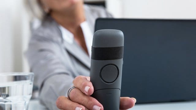 Wer Hilfe von Juristen braucht, kann auch zum Telefon greifen. Wer Hilfe von Juristen braucht, kann auch zum Telefon greifen.