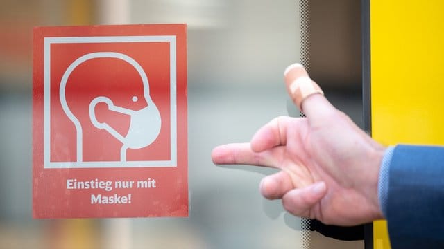 In öffentlichen Verkehrsmitteln muss in Baden-Württemberg eine Maske getragen werden. In öffentlichen Verkehrsmitteln muss in Baden-Württemberg eine Maske getragen werden.